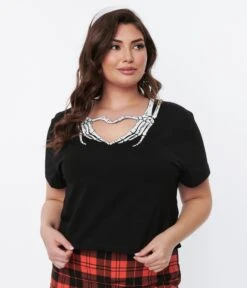 Plus Size Black Skeleton Hands Heart Crop Top