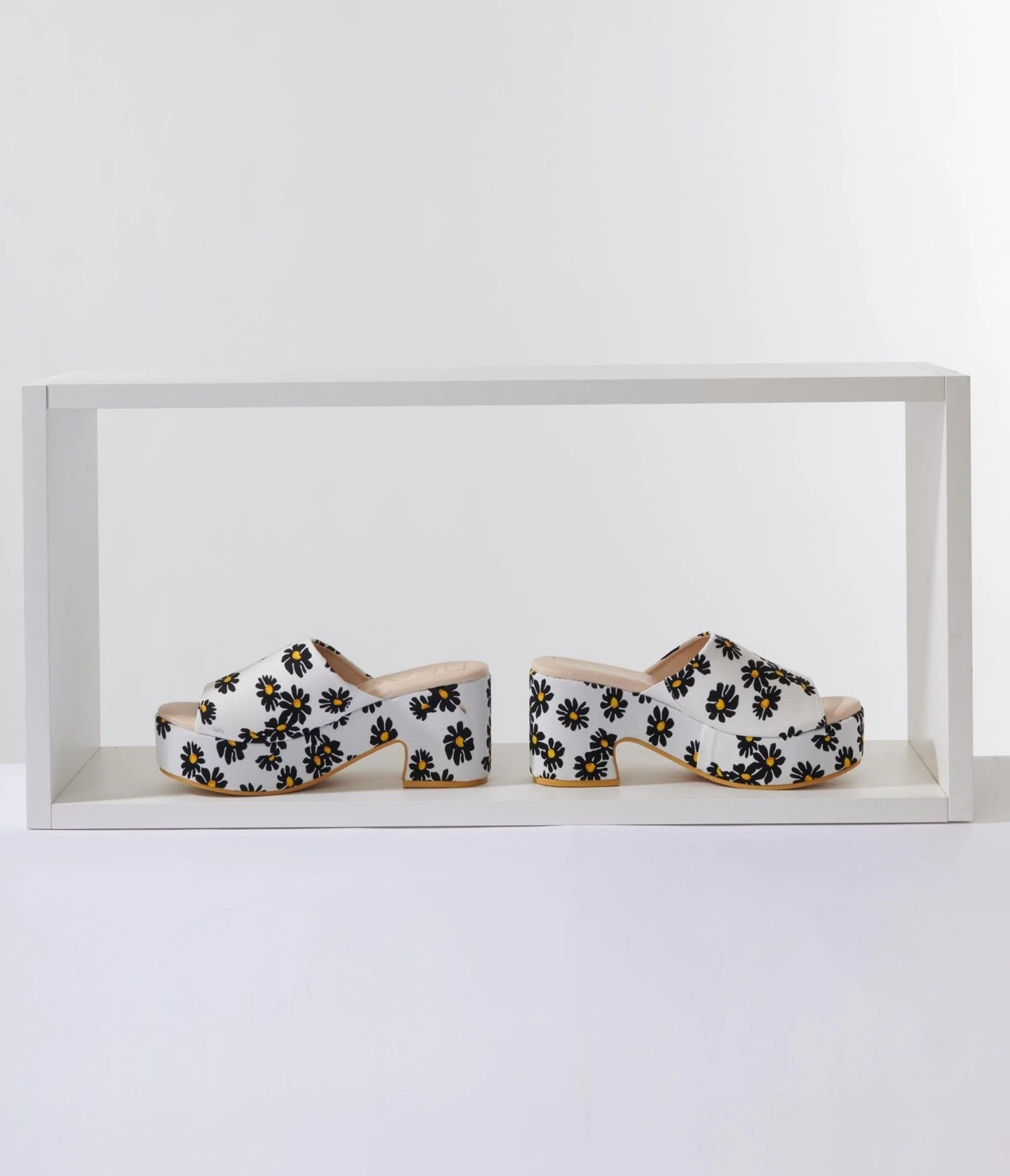 Matisse White & Black Daisy Print Platform Mule 4 Matisse White & Black Daisy Print Platform Mule - Image 4